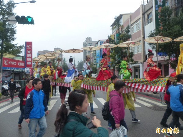 金門迎城隍開幕，人力肩扛蜈蚣座繞行主要街道打頭陣。（記者吳正庭攝）