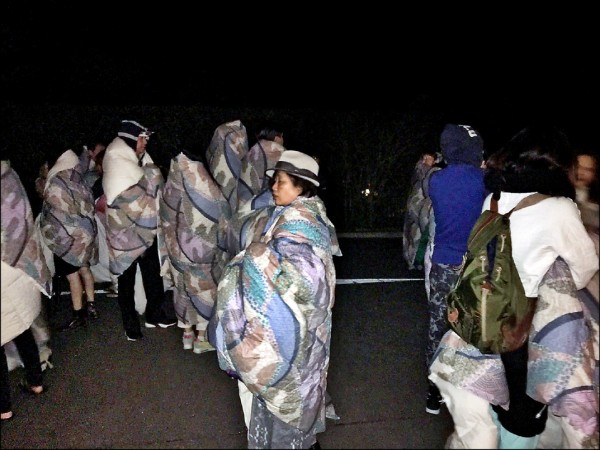 從熊本回台的團客表示，旅館對他們很照顧，因為大家都不敢繼續在屋內停留，旅館窩心拿出被子讓他們禦寒。
（記者姚介修翻攝）