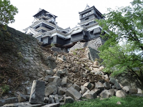 日本九州熊本縣遭遇強震，造成嚴重傷亡，當地名勝古蹟「熊本城」也受到嚴重損害。（圖擷取自熊本城臉書）