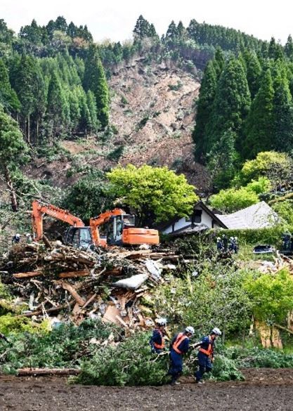 熊本強震引發南阿蘇村高野台地區土石流，造成當地共5人失蹤。前田友光遭土石掩埋，妻子前田和子當場自責痛哭。（圖擷取自西日本新聞）