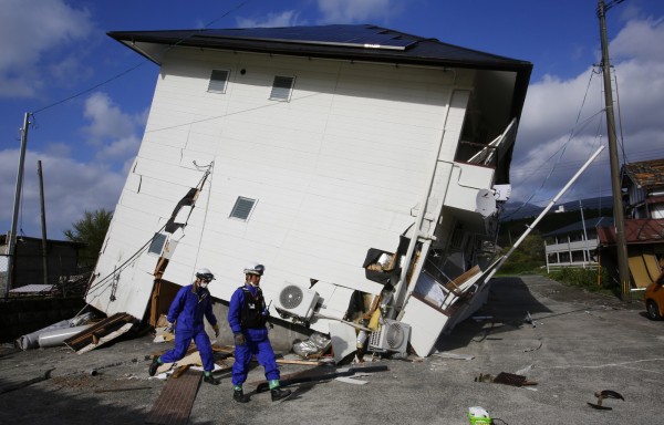 日本熊本地震導致建築受損，不少災民無家可歸。（美聯社）