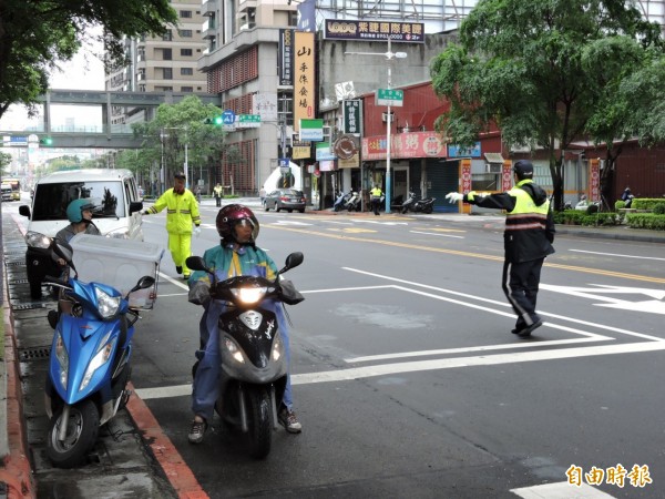 民眾不知道演習，行車在路上被員警攔下告知，將車輛暫時留置路面，進入市府大樓躲避。（記者何玉華攝）