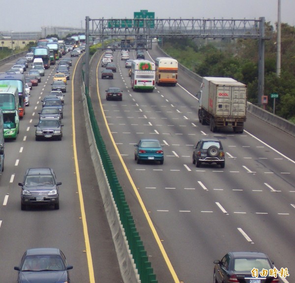 不滿前車未保持安全車距，檢舉前車違規。（記者顏宏駿攝）