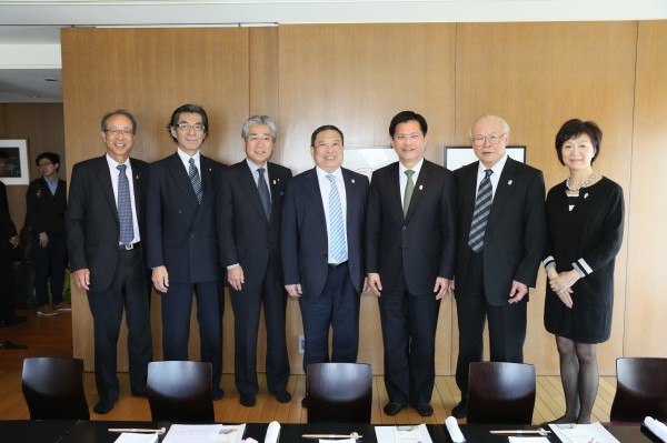 台中市長林佳龍（右三）拜會日本奧會主席竹田恆和（左三）。（台中市政府提供）