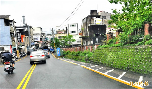 苗栗市恭敬路機車格為「斜的」四邊形，邊線又為黃線，民眾不敢停。
（記者彭健禮攝）