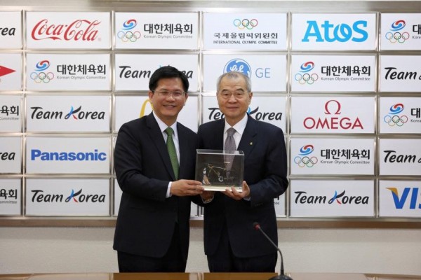 台中市長林佳龍（右）透露，拜訪韓國奧會金正幸會長，尋求支持。（圖擷取自林佳龍臉書）