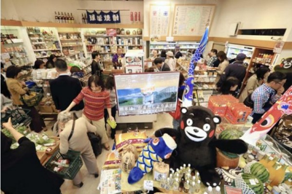 位於東京銀座的「銀座熊本館」上週末湧現大量排隊人潮，民眾希望利用購買熊本產品來協助熊本。（圖擷取自讀賣新聞）