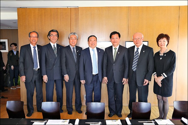 台中市長林佳龍（右三）拜會日本奧會主席竹田恆和（左三）。（台中市政府提供）