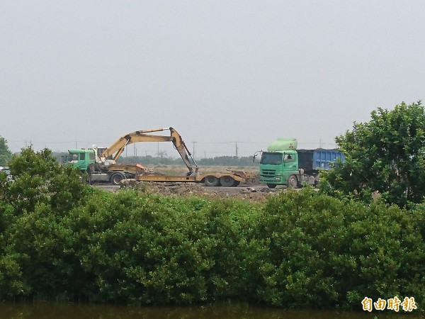 台南市安南區一處農地疑埋違法事業廢棄物，環保團體接獲線報後全案移交環保單位及檢方調查。（記者洪瑞琴攝）