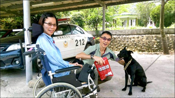 來自香港的小清和丈夫黃嘉銓特地到台東關山警分局瑞豐派出所探望警犬「鼓勵」。（記者王秀亭翻攝）