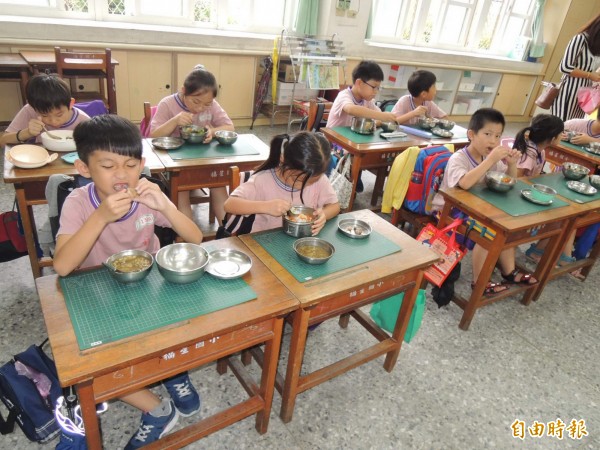 苗栗縣政府國中、小學童營養午餐，下學年度將改為家長全額自付，並設排富原則。圖為苗栗市福星國小學童享用營養午餐。（資料照，記者張勳騰攝）