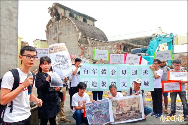 被局部拆除的彰化市農業倉庫，昨天被縣府逕列為「暫定古蹟」，文化界人士將再爭取列縣定古蹟。（記者劉曉欣攝）