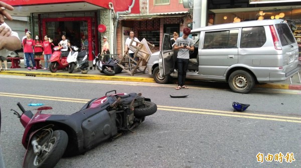 馬公中正路鬧區車禍，導致交通大亂。（記者劉禹慶攝）