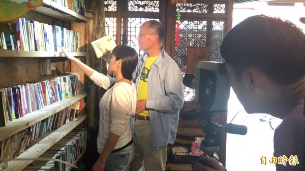 金钟入围导演曾馨莹(立者左)站在摄影师李旻哲(右)及8厘米摄影机前指导「石店子69有机书店」主人卢文钧(立者右)如何配合拍片走位。(记者黄美珠摄) 金钟入围导演曾馨莹(立者左)站在摄影师李旻哲(右)及8厘米摄影机前指导「石店子69有机书店」主人卢文钧(立者右)如何配合拍片走位。(记者黄美珠摄)