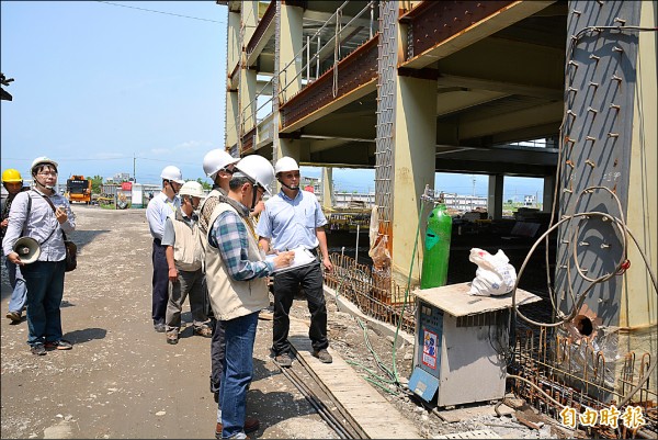 安全衛生輔導團輔導企業建置合格工安設施。（記者朱則瑋攝）