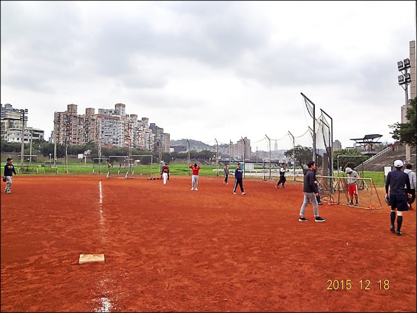 未來使用河濱公園壘球場，可能要繳電費。（北市體育局提供）