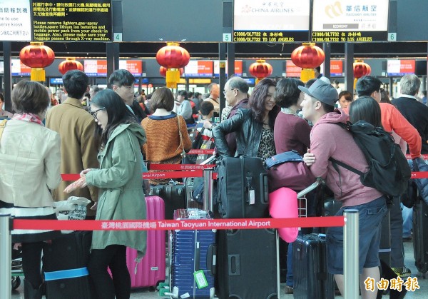 5月1日起，請搭乘國際線乘客於登機時主動出示護照與登機證，以備查驗。（記者姚介修攝）