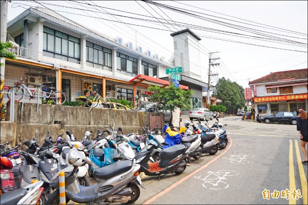 后里火車站前空間不足，機車停車造成公車無法進入迴轉等。（記者歐素美攝）