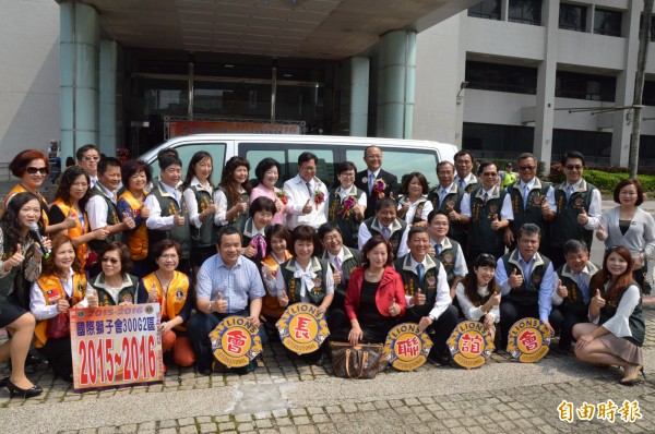 桃园市长郑文灿还和历任会长在复康巴士前合影(记者谢武雄摄) 桃园市长郑文灿还和历任会长在复康巴士前合影(记者谢武雄摄)