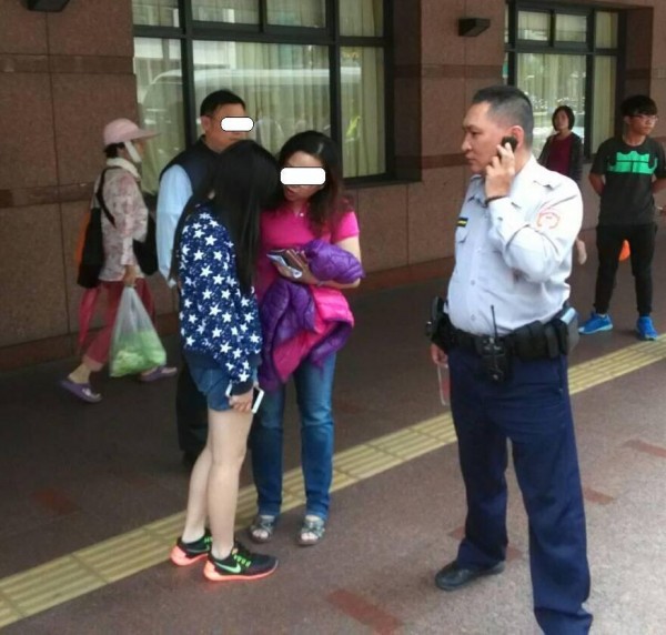 警員黃偉鑫和少女父母根據發話位置趕往醫院，協助將少女護送返家。（記者許國楨翻攝）