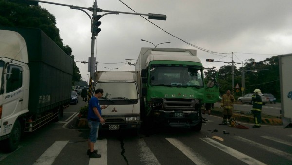 新竹工業區往來國道1號的聯外道路，今天下午2點多發生一起6車連環車禍，造成大塞車。（記者廖雪茹翻攝）