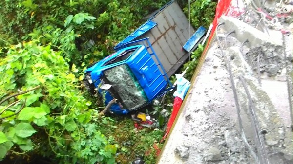 貨車打滑摔落山邊，乘客無生命徵象。（記者簡惠茹翻攝）