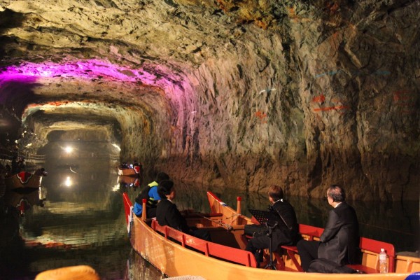 交通部觀光局馬祖國家風景區管理處，22日晚間舉辦北海坑道仲夏音樂會，讓遊客驚豔不已。（圖為連江縣府提供）