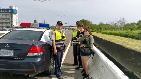 湖內員警協助警示其他車輛，男大生約半小時後，終於找到失落的牙套。（翻攝自路竹大小事臉書）