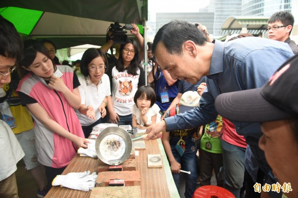 新北市文化局今、明2天在市民廣場舉辦考古生活節，現場有各式體驗及展演，開放民眾免費參加。（記者賴筱桐攝）