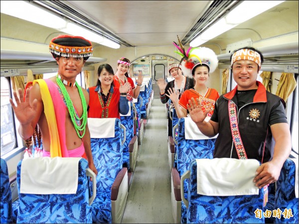 原民會與台鐵合辦「部落心旅行」原住民族部落深度旅遊專車。（記者翁聿煌攝）