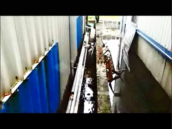 彰化縣一家電鍍廠長期偷排未經處理的高濃度重金屬廢水。（警方提供）