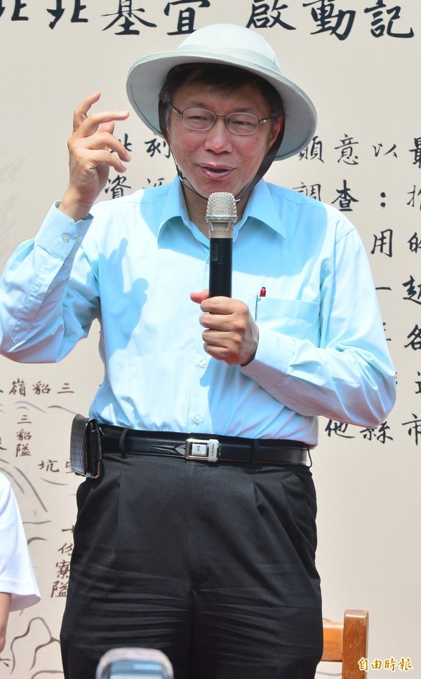 台北市長柯文哲參加「淡蘭百年山徑串聯」啟動記者會，會中柯文哲裝扮成醫生。（記者王藝菘攝）