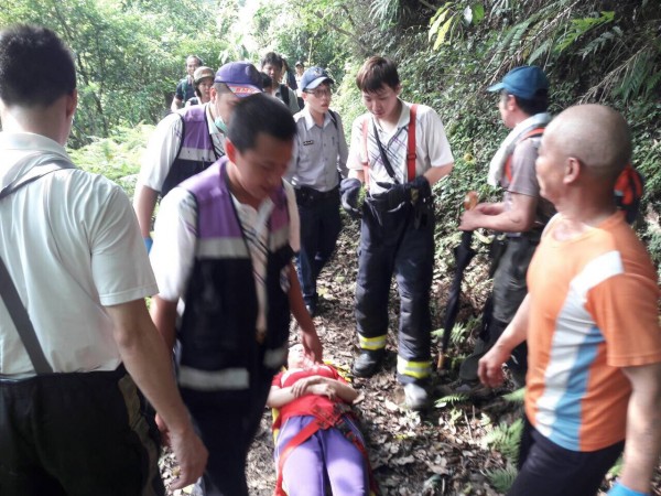 彰化女山友健行大溪區打鐵寮古道，因木橋濕滑摔傷。（記者李容萍翻攝）