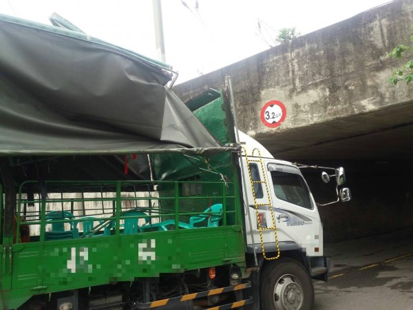 一輛載運神轎的進香團貨車，沒有注意到涵洞限高，貨車篷頂撞倒涵洞塌損。（記者彭健禮翻攝）