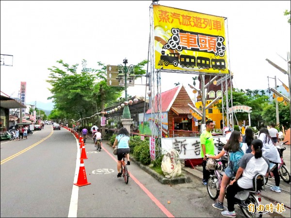 集集小火車停駛遇到首個週末假日，不少民眾選擇騎單車環遊小鎮。（記者劉濱銓攝）