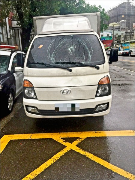 小貨車從陳員背後直直撞上，車頭留有嚴重撞擊凹痕、擋風玻璃碎裂。（記者何宗翰翻攝）