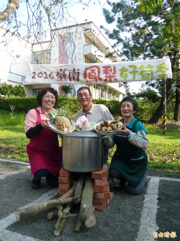 在指定時間入住虎頭埤，將送美味的鳳梨竹筍雞。（記者吳俊鋒攝）