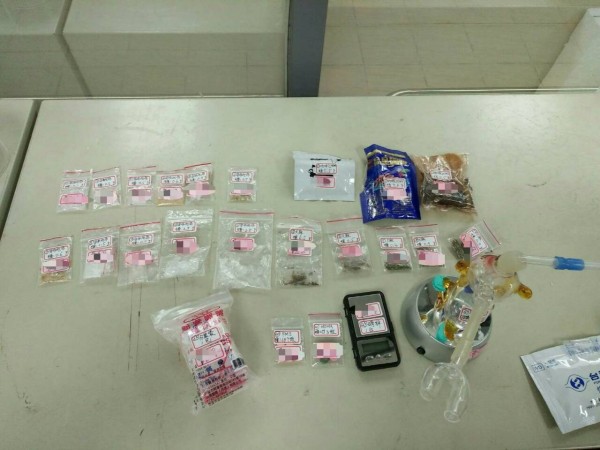 毒犯將毒品藏於床底，仍遭警查獲。（記者方志賢翻攝）