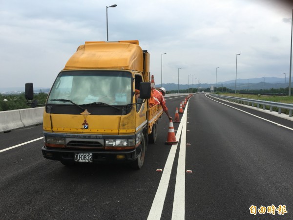 國道3古坑交流道今天中午由工程人員把交通錐移除後低調通車。（記者黃淑莉攝）