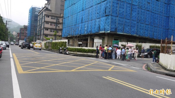 基福公路通車後，假日東勢街車陣連綿，路口壅塞嚴重，居民難進出。（記者林欣漢攝）