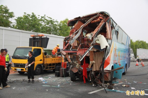 遊覽車車頭遭高速撞擊後，毀損的程度已無法辨識。（記者鄭鴻達攝）