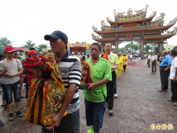 媽祖生日在即，鹿耳門天后宮前祝壽隊伍絡繹不絕。（記者黃文鍠攝）