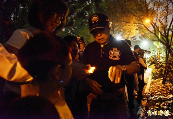 台大昆蟲系教授楊平世在大安森林公園向民眾解說復育成功的螢火蟲生態。（記者羅倩宜攝）