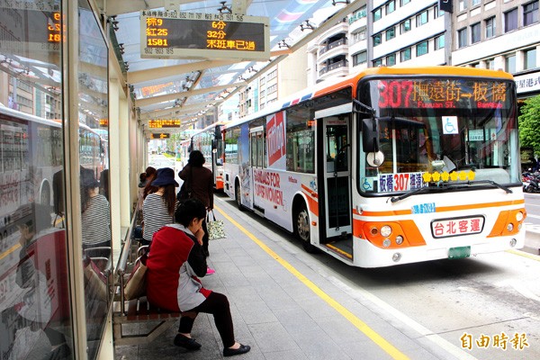 議員周柏雅質疑公車業者浮編人事成本、高估油價成本、短報廣告收入。（資料照，記者郭逸攝）