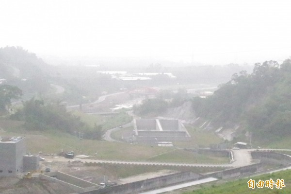 雲林地區空氣污染嚴重，天空一片灰濛濛。（資料照，記者林國賢攝）