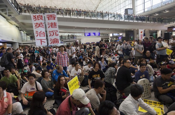 香港特首梁振英妻女机场耍特权，引发港人静坐抗议，要求梁振英下台。（资料照，欧新社）