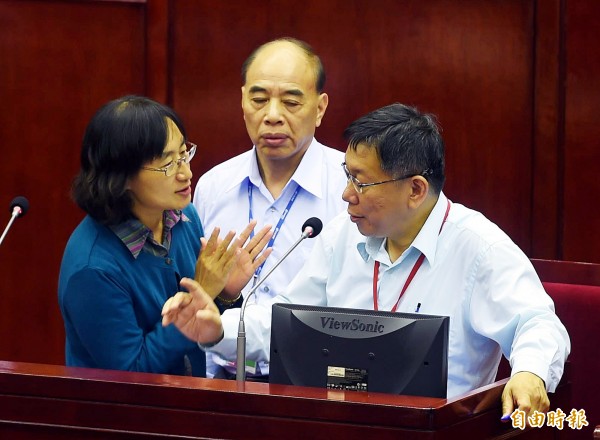 今天是台北市議會交通部門質詢最後一天，議員砲轟內湖交通問題，鍾慧諭（左1）強調，9個月解決內湖交通是市長的意思，並非她的本意。（資料照，記者方賓照攝）