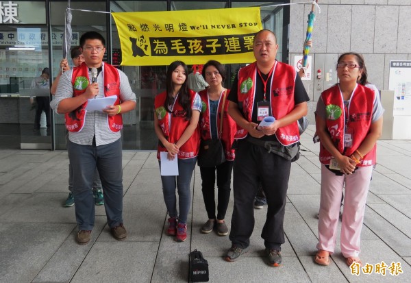 公民團體發動為毛孩子連署,並到市府陳情。(記者張菁雅攝) 公民團體發動為毛孩子連署,並到市府陳情。(記者張菁雅攝)