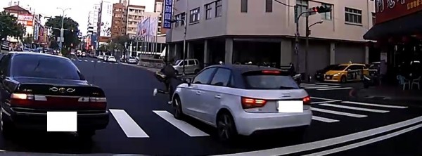 男學生闖紅燈過馬路，遭小客車撞上。（記者何宗翰翻攝）