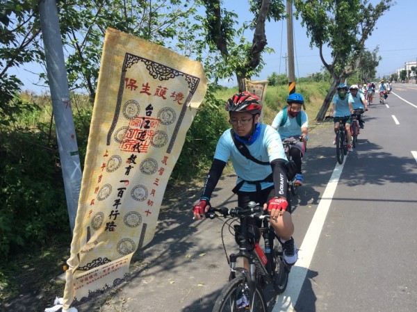 社大台江分校10年來每年都會舉辦單車活動，從台南安南區騎烏山頭水庫，讓參加成員認識台南的水域生態與文化。（記者王捷翻攝）